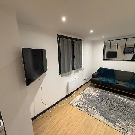 Duplex 15 Minutes Paris 아파트 *
